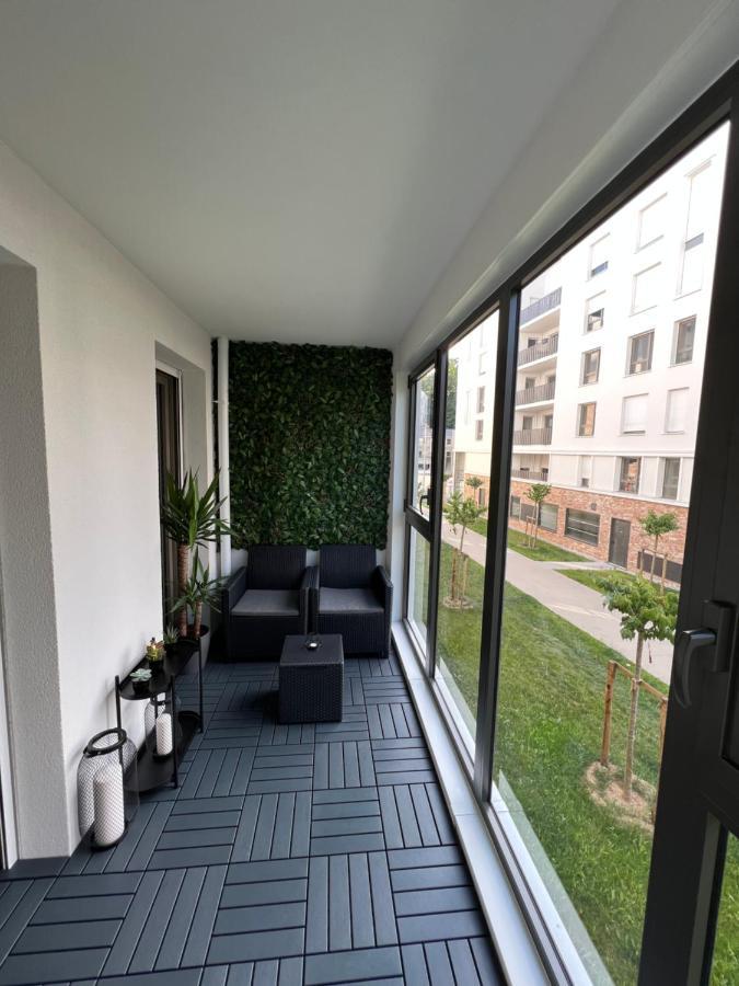 Appartement Avec Son Jardin D'Hiver Поаси Екстериор снимка