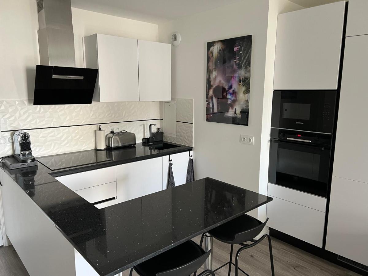 Appartement Avec Son Jardin D'Hiver Поаси Екстериор снимка