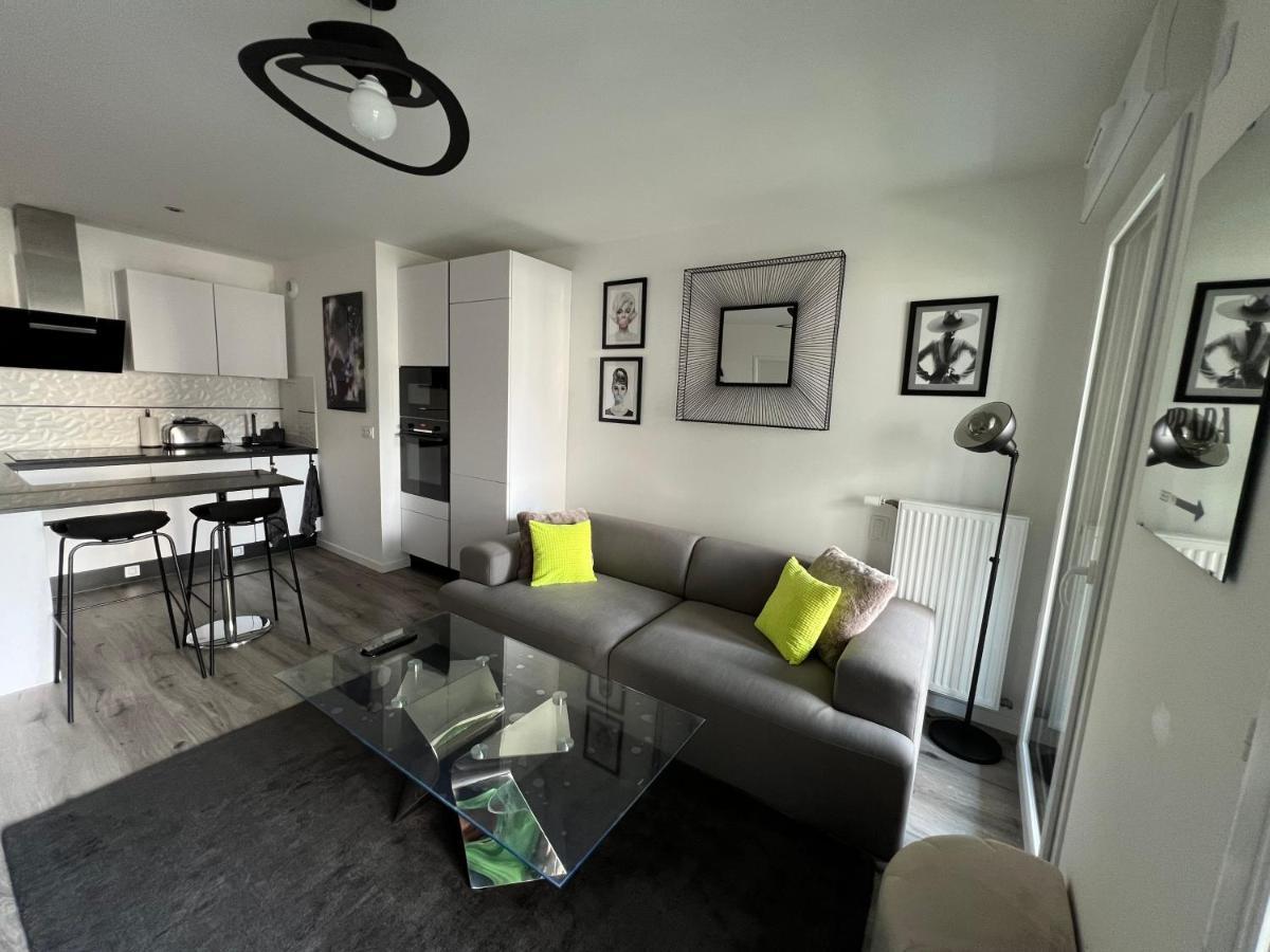 Appartement Avec Son Jardin D'Hiver Поаси Екстериор снимка